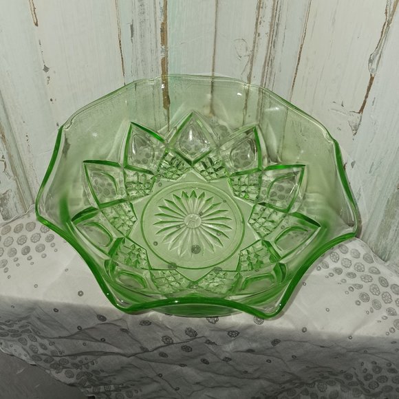 Vintage Hazel Atlas Uranium Glass Bowl - Picture 3 of 6